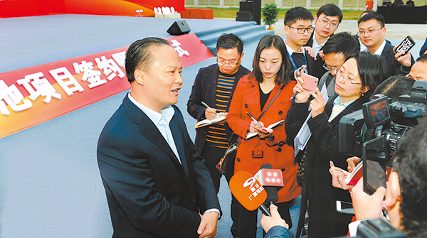十一屆全國政協常委、通威集團董事局劉漢元主席接受主流媒體采訪.jpg